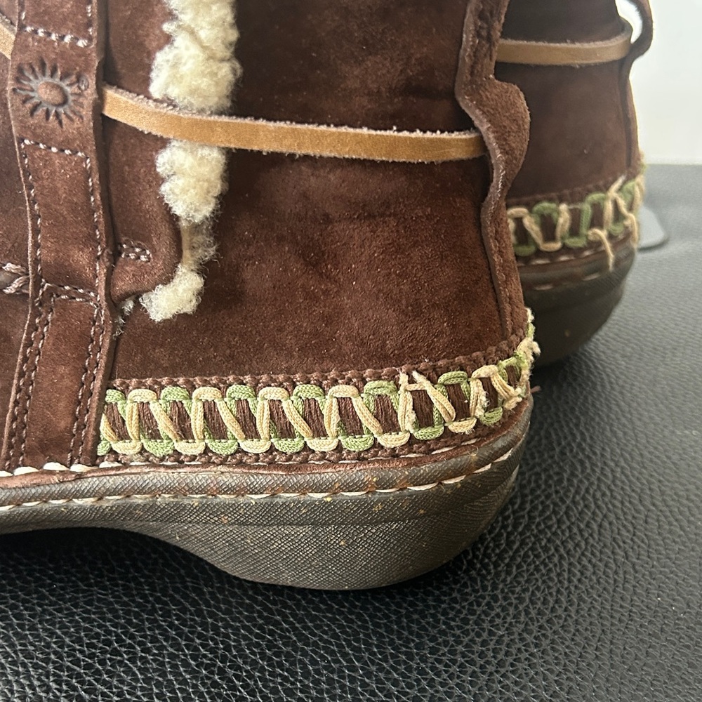 UGG Brown Winter Boots with Cream Accents - Picture 8 of 9
